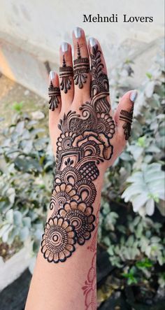 Back Hand Arabic Mehndi, Mehndi Design Eid, Henna Design Simple, Eid Mehndi Design, Mehndi Design Arabic, Henna Hand Designs, Design Mehendi, Beautiful Simple Mehndi Design, Short Mehndi Design