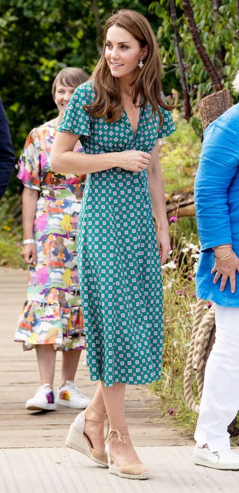 Kate Middleton Summer Style: How to Get the Look | PEOPLE.com Royal Family Style, Kate Middleton Style Outfits, University Fashion, Jackie O Style, Queen Kate, Fashion Forward Outfits, Kate Middleton Outfits, Hampton Court Palace, Middleton Style