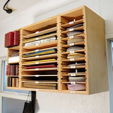 Sand Paper Organizer, Workshop Tool Storage Ideas, Sandpaper Storage Ideas, Wood Shop Organization Ideas, Sander Storage, French Cleat Tool Holders, Workshop Organization Diy, Sandpaper Organizer, Wood Shop Organization