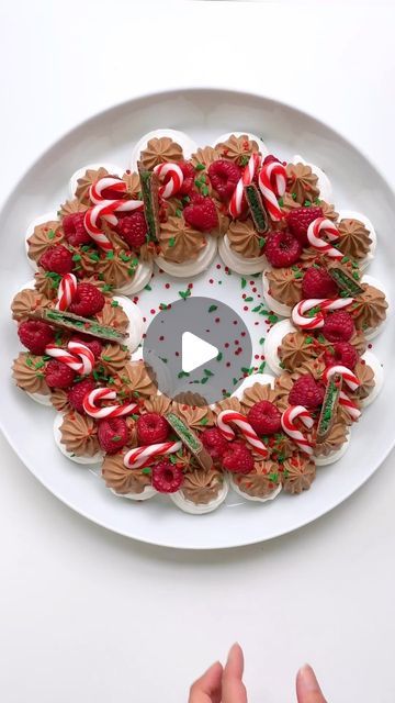 taste.com.au on Instagram: "It’s not Christmas without a pavlova, and this insanely easy choc-mint number is giving some serious festive vibes! 

Get the recipe in our bio for the full recipe, or Google ‘Taste choc-mint pull-apart pavlova wreath’

#recipe #chocolate #christmas #dessert #pavlova #chocmint #easy" Pavlova Wreath, Christmas Pavlova, Easy Christmas Cake Recipe, Christmas Trimmings, Pavlova Recipe, Christmas Cake Recipes, Chocolate Christmas, Christmas Dessert, Pull Apart