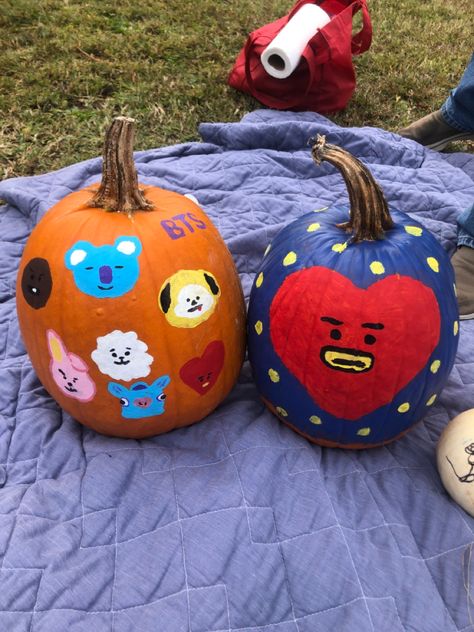 K Pop Pumpkin Carving Ideas, Pochacco Pumpkin Painting, Bts Pumpkin Painting, Pumpkin Painting Ideas Sanrio, Kpop Pumpkin Painting, Anime Painted Pumpkins, Pumpkin Painting Anime, Bts Halloween, Cute Painted Pumpkin Ideas