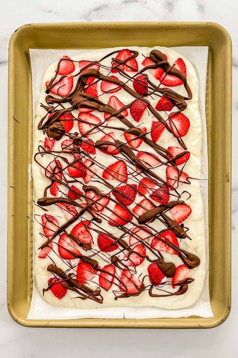 Strawberry chocolate frozen yogurt bark on a parchment lined sheet pan. Strawberry Yogurt Bark Recipe, Chocolate Yogurt Bark, Protein Bark, Strawberry Yogurt Bark, Protein Sweets, Yogurt Bark Recipe, Healthy Chocolate Pudding, Strawberry Frozen Yogurt, Frozen Yogurt Bark