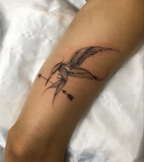 #tatuagem #jogosvorazes #hungergames #tattoo Subtle Hunger Games Tattoos, Mockingjay Tattoo, Hunger Games Tattoo, Ballet Tattoos, Book Lover Tattoo, Seahorse Tattoo, Arm Band Tattoo, Book Tattoo, Band Tattoo