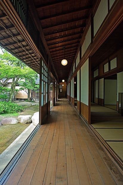 Japanese Pool House, Japanese Wooden Architecture, Japanese Minka House, Japanese Shutters, Minka Japanese House, Japanese Wooden House, Traditional Japanese House Interiors, Japanese Hallway, Minka House