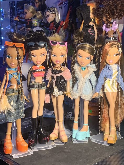 maↄ 🫨 (@gnojade) on X All Bratz Dolls, Diy Doll Room, Bratz Aesthetic Outfit, Bratz Babyz, Bratz Fashion, Bratz Aesthetic, Bratz Doll Outfits, Doll Museum, Brat Doll