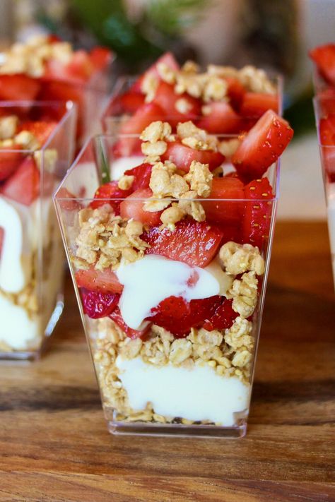 Yogurt Parfait with Granola - Layers of Happiness Granola Parfait Cups, Yogurt Parfait Cups, Strawberry Yogurt Parfait, Breakfast Parfait Recipes, Breakfast Parfait, Whipped Yogurt, Yogurt Parfaits, Granola Parfait, Parfait Cups