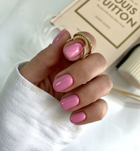 These short, rounded nails shine with a simple yet beautiful glossy pink polish, perfect for a chic and understated look. The soft bubblegum hue gives off an effortlessly stylish vibe, ideal for everyday wear or a polished, put-together moment. Paired with a sleek gold ring, this manicure is the definition of elegance and simplicity! 🌷💖 Pink Minimalist Nails, Pink Nails Round, Small Round Nails, Short Rounded Nails, Cute Nails Pink, Rounded Nails, Short Pink Nails, Pink Minimalist, Polished Nails