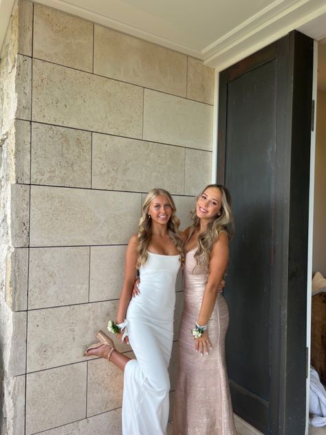 Prom Best Friend Pictures, Hoco Poses, Formal Photos, Promotion Dresses, Prom Picture Poses, Cute Formal Dresses, Prom Dress Inspo, Prom Poses, Prom Dance