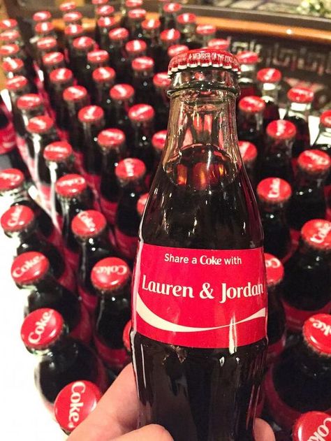 Personalized coke bottles / http://www.himisspuff.com/cute-fun-wedding-favor-ideas/3/ Give Aways Wedding, Creative Wedding Favors, Wedding Favors And Gifts, Edible Wedding Favors, Boda Mexicana, Best Wedding Favors, Wedding Favors Cheap, Favor Ideas, Diy Wedding Favors