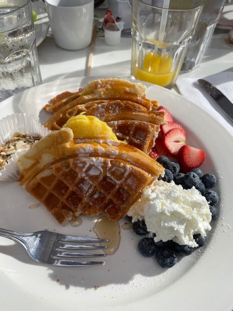 #waffles #breakfast #hawaii #travel #sun #sunny #pretty #food #delicious #recipes Beachy Breakfast, Hawaii Breakfast, Hawaiian Breakfast, Vacation Breakfast, Waffles Breakfast, Vacation Food, Mix Baby Girl, Summer Board, Vacation Meals