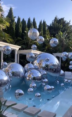 Pool Event Decor, Disco Pool Party, Wedding Pool Party Decorations, Ibiza Pool Party, Pool Events, Night Pool Party, Wedding Pool Party, Disco Theme, Cute Birthday Ideas