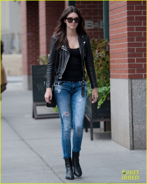 Kendall Jenner Makeup, Kendall Jenner Street Style, Looks Jeans, Kendall Style, Ray Ban Wayfarer, Look Rock, Kendall Jenner Outfits, Jenner Outfits, Jenner Style