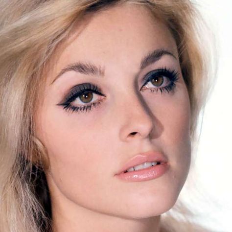 Tate Makeup, Sharon Tate Makeup, 1960s Makeup, 60s Makeup, 70s Makeup, Grey Eyeshadow, Retro Makeup, Make Up Inspiration, Nars Blush