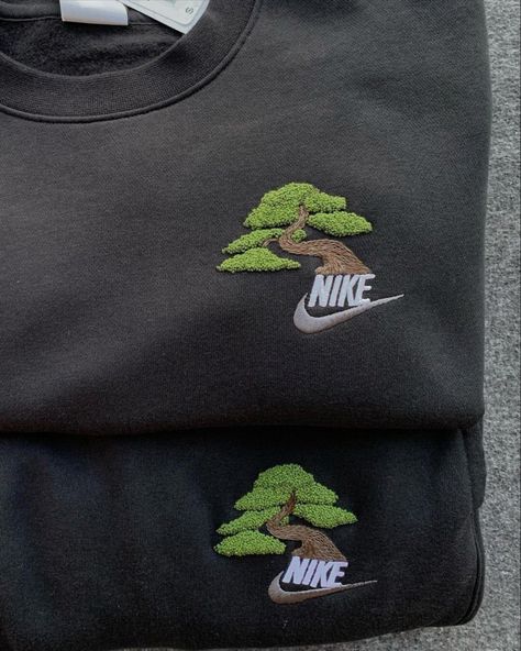 Graphic Design Inspiration Branding, Nike T Shirt Mens, Hoodie Design Ideas, Mens Aesthetic, Nike Custom, Custom Crewneck, Embroidery Tshirt, Diy Clothes Design, Embroidery Hoodie