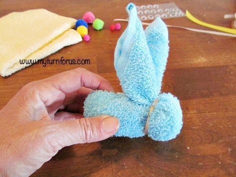 How to make Easy Washcloth Bunnies for Easter - My Turn for Us Washcloth Bunnies, Washcloth Teddy Bear, Easter Basket Printable, Boo Boo Bunny, Washcloth Animals, Easter Bunny Craft, Washcloth Crafts, Bunny Craft, Easter Bunny Cookies