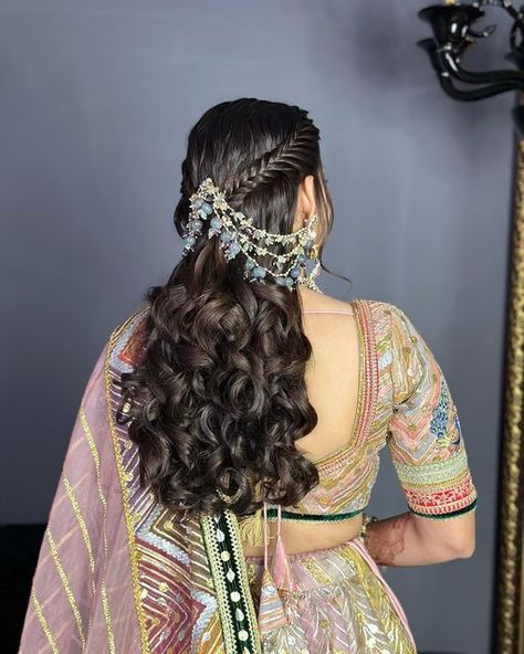 Braid Hairstyles Traditional, Mandap Muhrat Hairstyle, Open Hair Styling On Saree, Mandap Hairstyle, Mandap Hairstyle For Bride, Wedding Hairstyles For Lehanga, Mehndi Bride Hairstyles, Hairstyle For Bride Indian, Haldi Hairstyles For Bride