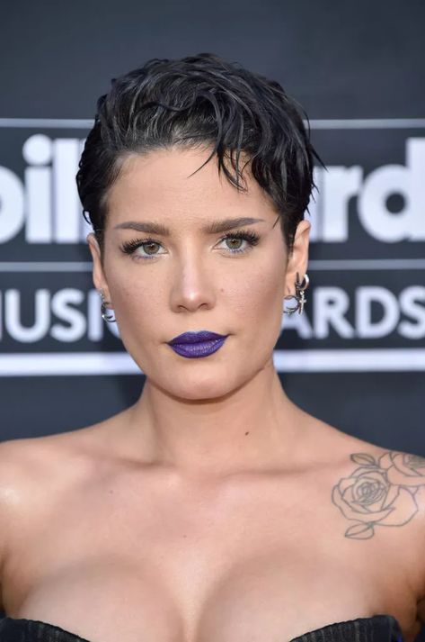 halsey hairstyle Short Edgy Haircuts, Low Maintenance Hairstyles, Tia And Tamera, Sleek Back Hair, Pixies Haircut, Curly Bobs, Tia And Tamera Mowry, Wet Look Hair, Pomade Style