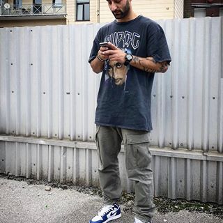 A good Tee is essential 🔥  @2pac merch Tee x Cargo Trousers 👌🏽✨ w/ @nike Air Jordan 1 - 📸 @michelangelo.lucarella | #filetfamilia #filetlondon Fashion Outfits Men Street Styles, Style Skate, Male Outfit, Fashion Outfits Men, Shirt Outfit Men, Sneakers Street, Mens Fashion Casual Spring, Skate Sneakers, Mens Summer Outfits