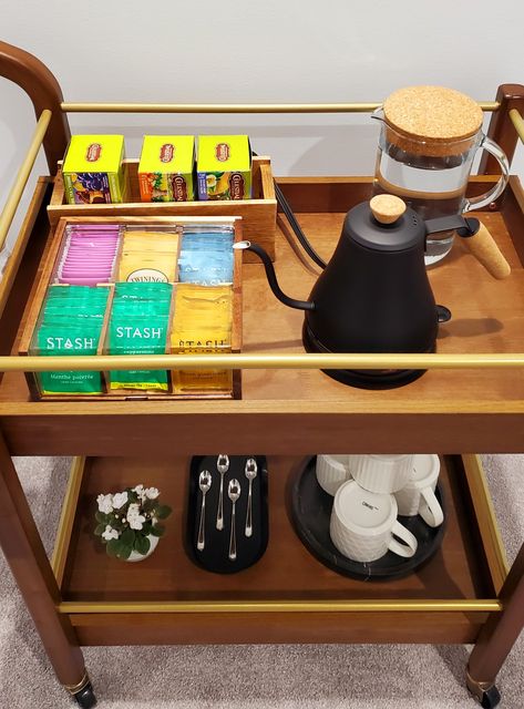 Tea bag organizer, gooseneck electric kettle, marble tray, wooden and golden bar cart. Small Coffee Tea Station, Bar Cart And Table, Tea Set In Bedroom, Tea Corner In Living Room, Bar Cart Tea Station, Tea Tray Display Coffee Stations, Small Tea Corner Ideas, Tea Station Office Desk, Tea Corner Ideas Bedroom