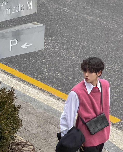 Pink Academia Aesthetic, Academia Aesthetic Outfit Men, Vest Outfits Men, Kpop Fashion Men, Academia Aesthetic Outfit, Pink Streetwear, Minimalist Fashion Men, Aesthetic Outfits Men, Mens Casual Dress Outfits