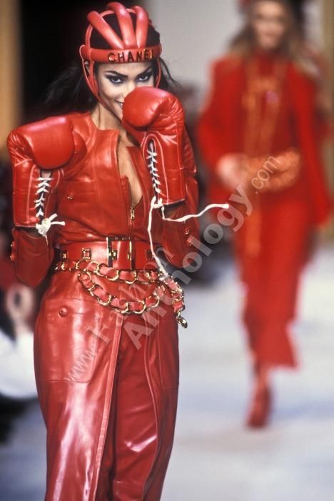 ARCHIVE,DEFILE,FASHION SHOW,FEMME,PRET A PORTER,READY TO WEAR,WOMEN Veronica Webb, Chanel Runway, Boxing Girl, Boxing Gloves, Looks Style, Vintage Chanel, Leather Design, 90s Fashion, Leather Fashion