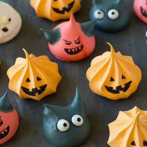 Meringue Halloween, Pasteles Halloween, Glutenfri Baking, Postres Halloween, Recetas Halloween, Halloween Cookies Decorated, Spooky Food, Halloween Food Treats, Halloween Sweets