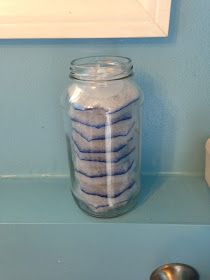 Clorox Toilet wand refill holder- use a glass jar. SuperMom Meri: Cleaning: Bathroom (step by step) Clorox Wand, Wand Storage, Clorox Toilet Wand, Pads Storage, Cleaning Bathroom, Bath Girls, Toilet Cleaning, Toilet Bowl, Bathroom Cleaning