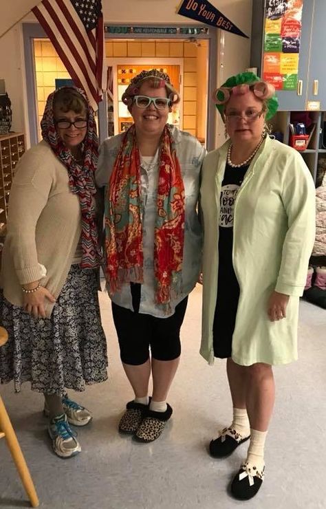 L.M.E teachers dressed like 100 years old for the 100th day of school.❤️❤️ 100 Days Of School Dress Up Teachers, Senior Dress, Grandma Costume, 100 Day Of School Project, Old Lady Costume, School Costume, Teacher Dresses, Romantic Questions, School 2017