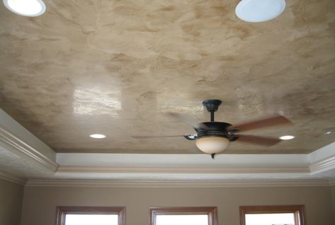 Traditional Venetian Plaster, otherwise known as marble plaster, Italian plaster or polished plaster is made of lime putty and marble dust. Tray Ceiling Paint Ideas, Venetian Plaster Ceiling, Decorating Bedroom Ideas, Light Fixture Ideas, Italian Plaster, Fan Light Fixtures, Light Fixtures Farmhouse, Venetian Plaster Walls, Hall Flooring