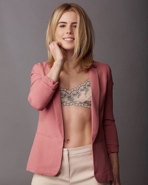 http://www.listal.com/viewimage/15380900 Emily Rickards, Emily Richards, Arrow Felicity, Emily B, Blonde Actresses, Danielle Panabaker, Felicity Smoak, Chloe Bennet, Emily Bett Rickards