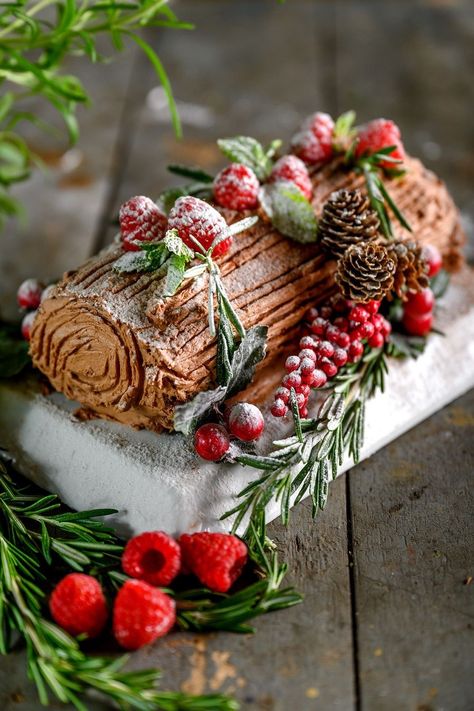 Winter Wonderland Cake, Yule Log Cake, Christmas Cake Designs, Log Cake, Yule Log, Roll Cake, Christmas Cooking, Chocolate Shavings, Cake Roll