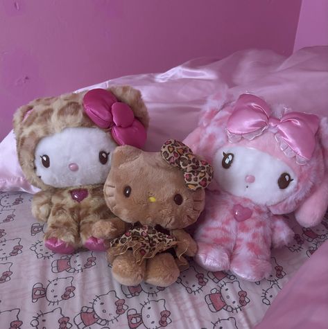 Cheetah Hello Kitty, Thrift Aesthetic, Cheetah Style, Charmmy Kitty, Pink Hello Kitty, Hello Kitty Items, Hello Kitty Plush, Sleepy Cat, Hello Kitty Collection