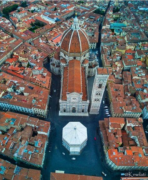 Aerial view of Piazza del Duomo in Florence, Italy [788x960] Duomo Florence, Piazza Del Duomo, Firenze Italy, Cities In Italy, Living In Italy, Italy Holidays, Italy Tours, Italy Photography, Visit Italy