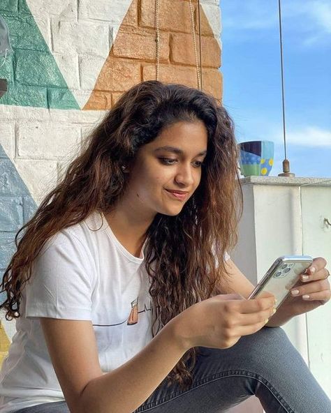 Brother Sister Pictures, Keerthi Suresh, Keerthy Suresh, Sister Pictures, Engagement Pictures Poses, Village Girl, Disney Princess Images, Beauty Smile, Lovely Smile