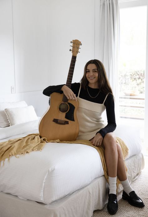 Inside musician Kita Alexander and Olympic surfer Owen Wright's Byron Bay beach shack Home Creative Studio, Byron Bay House, Video Backdrop, Byron Beach, Byron Bay Beach, Video Backdrops, Studio Music, Surf Shack, Beach Shack