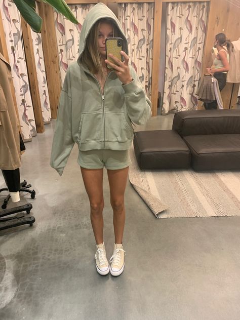 Sage Wardrobe, Baggy Sweatshirt Outfit, Comfy College Outfit, Lazy Summer Outfit, Taylor Clothes, Cute Lounge Outfits, Lazy Fashion, Comfy School Outfits, Athleisure Outfits Summer