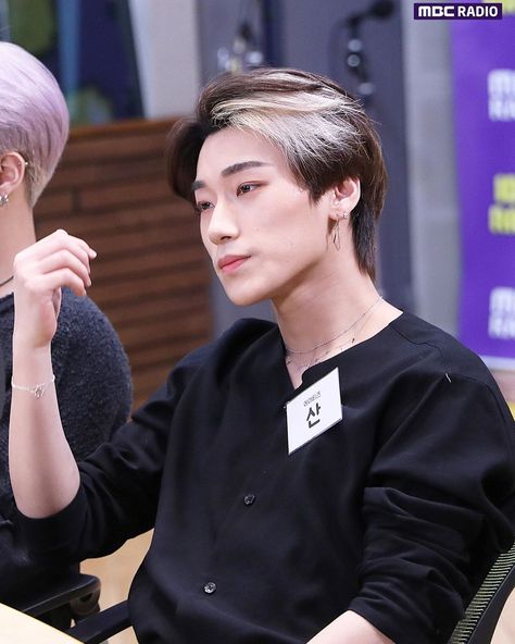 ATEEZ’s CHOI SAN 최산 ♥ on Instagram: “the duality this man holds 😔😔 im suffering on the daily cr: idolradiokorea” San Hair Ateez, Ateez Hair Color, San Oreo Hair, Im Suffering, Oreo Hair, Men Hair Color, San Ateez, Sans Cute, Hair Idea