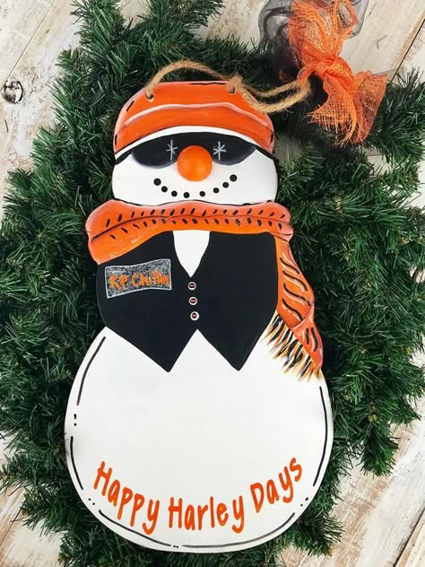 Harley Davidson Snowman Inspired Door Hanger. What a great door hanger for all those Harley Riders or Lovers. We can personalized (please leave info in notes when ordering) the riders patch and saying on the snowman. 19 x 11.5 * Drawn and cut by us * High quality paint * Sealed for weather Snowman Decorating Ideas, Christmas Hangers, Harley Davidson Decor, Snowman Door Hanger, Cycle Art, Harley Davidson Crafts, Christmas Table Decorations Diy, Motorcycle Christmas, Diy Christmas Table