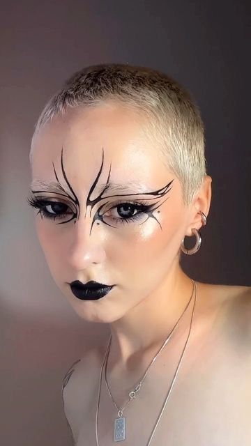 Graphic Face Art, Smokey Graphic Liner, How To Graphic Liner, Insect Inspired Makeup, Metallic Graphic Liner, Goth Liner Makeup, Goth Butterfly Makeup, Cybergoth Eyeliner, Black Graphic Liner Hooded Eyes