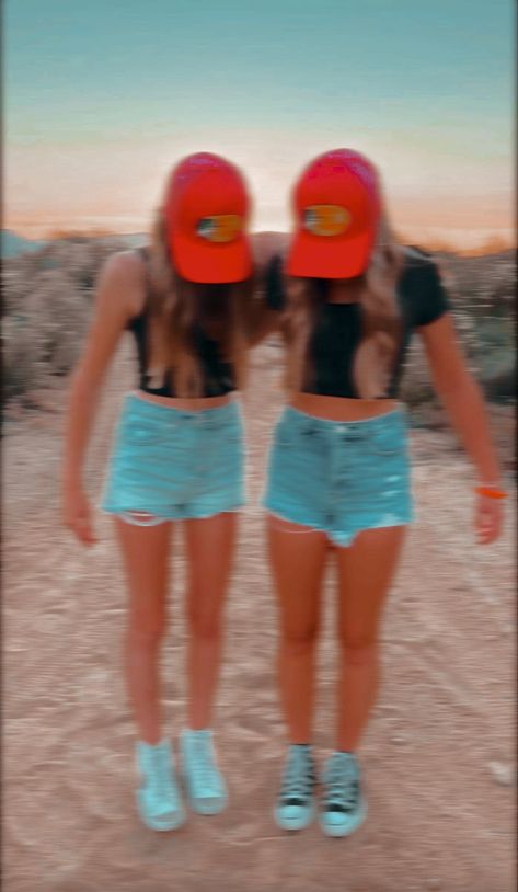 Preppy Twin Outfits, Preppy Twins, Twinning Outfits, Easy Twin Day Outfits, Twin Outfit Ideas, Cute Matching Outfits For Best Friends Summer, Preppy Matching Outfits, Twining Outfits Best Friends, Outfits To Twin With Your Best Friend