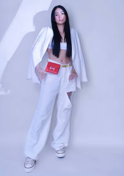 chic street style outfit Hermes Constance Slim, Heart Evangelista Style, Constance Slim Wallet, Heart Evangelista, All White Outfit, Heart Fashion, Hermes Constance, White Outfit, Hermes Handbags