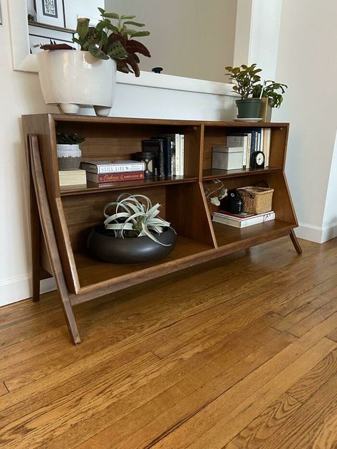 Fffff-Forty Dollars You Say?!!! Drexler Mcm Walnut Bookcase Diy Mid Century Bookcase, Vintage Mcm Furniture, Diy Mcm Bookcase, Wedding Entryway Ideas, Mcm Entryway Ideas, Mcm Bookcase, Mcm Entryway, Mcm Office, Mid Century Bookshelf