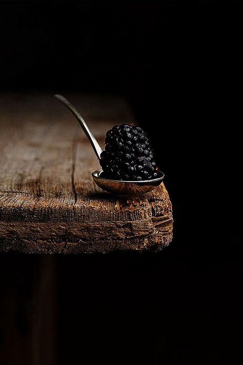 Spices Photography, Food Photography Composition, Foto Macro, Moody Food Photography, Dark Food Photography, Food Art Photography, Dessert Photography, Food Photography Inspiration, Fruit Photography