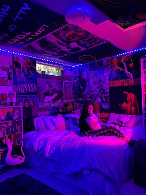 Bedroom Ideas Y2k Baddie, Room Ideas Rockstar Gf, Dark Room Inspo Aesthetic, Red And Purple Room, Trap Bedroom, Room Ideas Aesthetic Dark, Chill Room Ideas Bedrooms, Bedroom Ideas Y2k, Neon Room Aesthetic