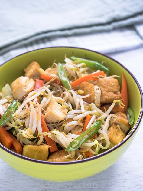 Ginisang Togue, Bean Sprouts Recipe, Recipe With Carrots, Bean Sprout Recipes, Carrots Green Beans, Asian Seasoning, Vegetable Spring Rolls, Dried Fish, Sprouts Recipe