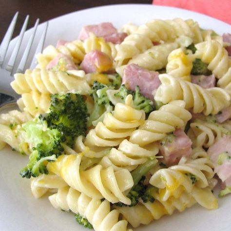 Ham and Broccoli Bake Spring Dinners, Spring Pasta Recipes, Ham And Broccoli, Easy Skillet Chicken, Broccoli Bake, Ham Casserole, Spring Dinner, Skillet Recipes, How To Cook Ham