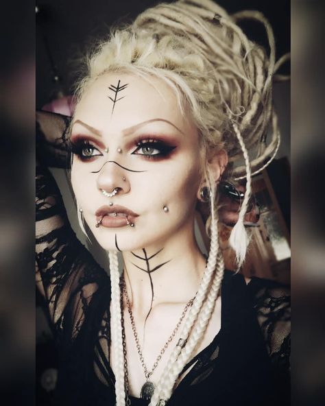 Xelanah on Instagram: “WGT last day 🙈. Lazy day. Only slept one hour and I hope it's not too visible 😂 . I probably will chill at the Heidnischesdorf 🌱” Pagan Makeup, Viking Face Paint, Viking Makeup, Witchy Makeup, Halloween Makeup Witch, Viking Cosplay, Goth Witch, Viking Costume, Witch Makeup