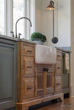 Victorian Style Kitchen, Drawers Ideas, Trendy Farmhouse Kitchen, Rustic Kitchen Cabinets, Farmhouse Bathroom Vanity, Vintage Drawers, Casa Country, Farmhouse Kitchen Cabinets, Kitchen Farmhouse