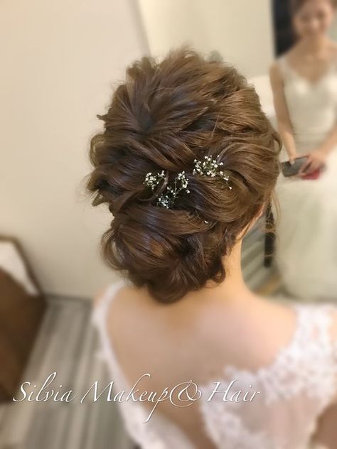 Hair Bun Style For Gown, Bun Hairstyle On Gown, Hair Bun For Gown, Bun Hairstyles For Gown Dress, Messy Bun Hairstyles Indian Saree, Wedding High Bun, Gown Hairstyle, Girls Party Hairstyles, Curly Hair Bun