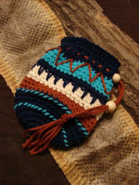 Native American inspired pouch .. love how this turned out Native American Sewing Projects, Native American Crochet Patterns Free, Native Crochet Patterns, Native Crochet, Native American Crochet, Native American Crochet Patterns, Western Crochet, Crochet Sachet, Crocheted Purses